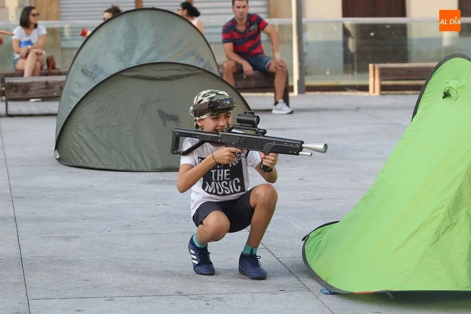 Foto 2 - La Plaza Mayor acoge el divertido &lsquo;l&aacute;ser combat&rsquo; de Guijuelo Joven