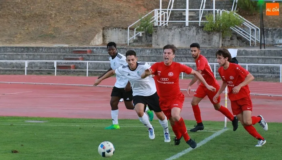 Un jugador del Hergar trata de zafarse de la presión de Sandoval. Fotos: Alberto Martín