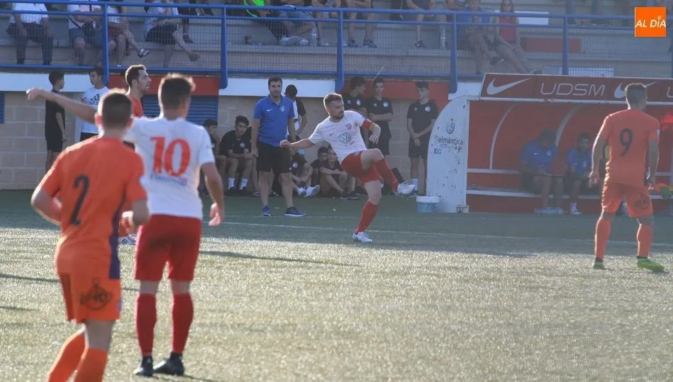 Un jugador del Santa Marta da un pase durante el partido. Fotos: Alberto Martín