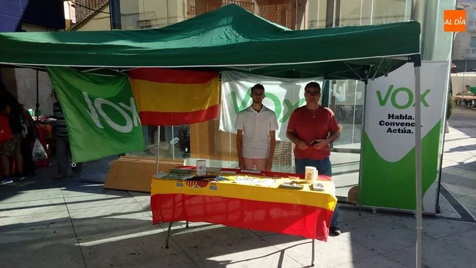 VOX instaló un puesto informativo en la Plaza Mayor de Guijuelo para darse a conocer al público