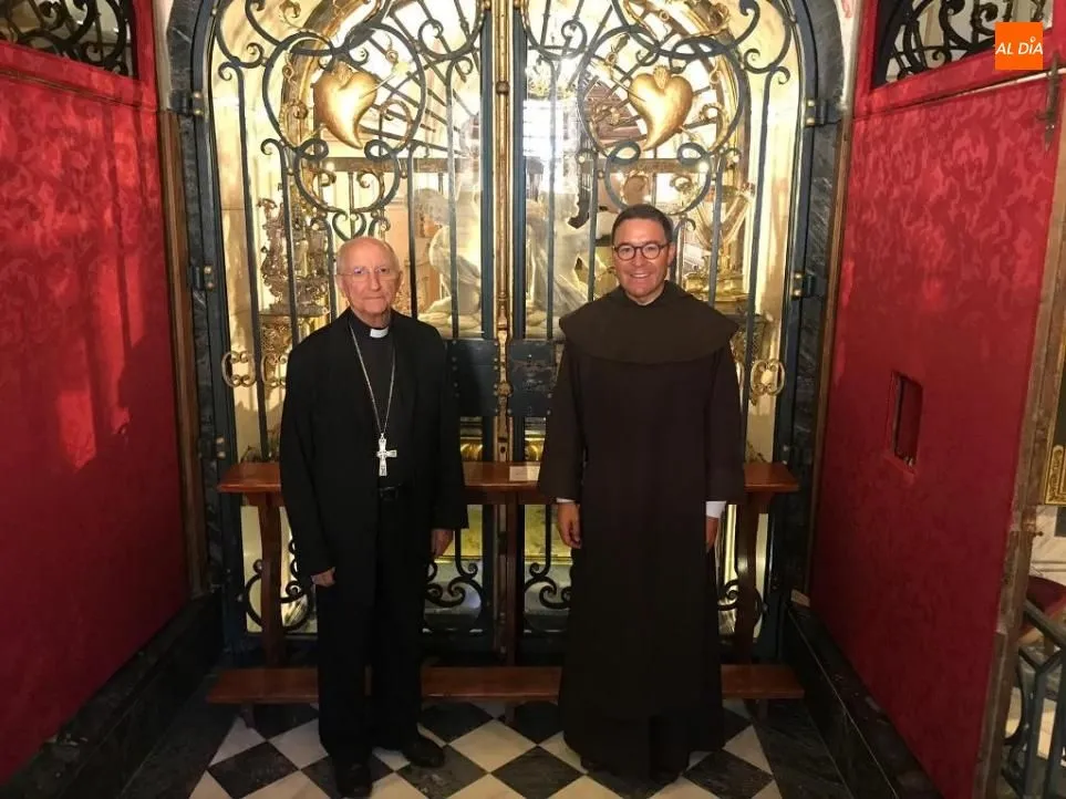 El Obispo de Ávila junto al prior de los Carmelitas Descalzos de Alba de Tormes