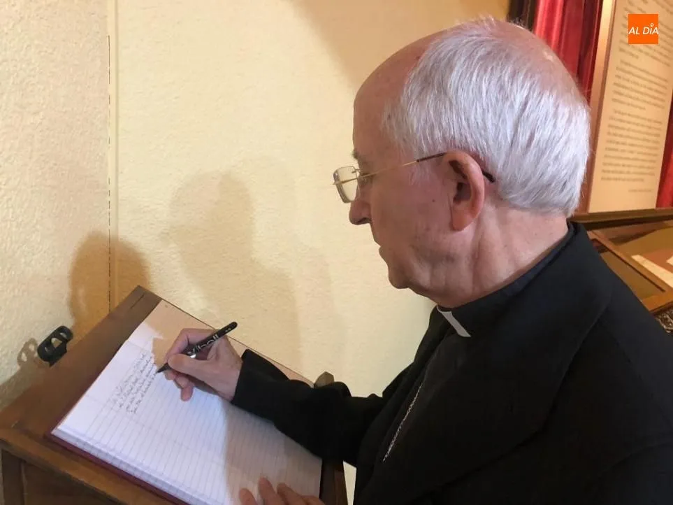 Foto 2 - Monse&ntilde;or Garc&iacute;a Burillo destaca el valor espiritual y actual de V&iacute;tor Teresa
