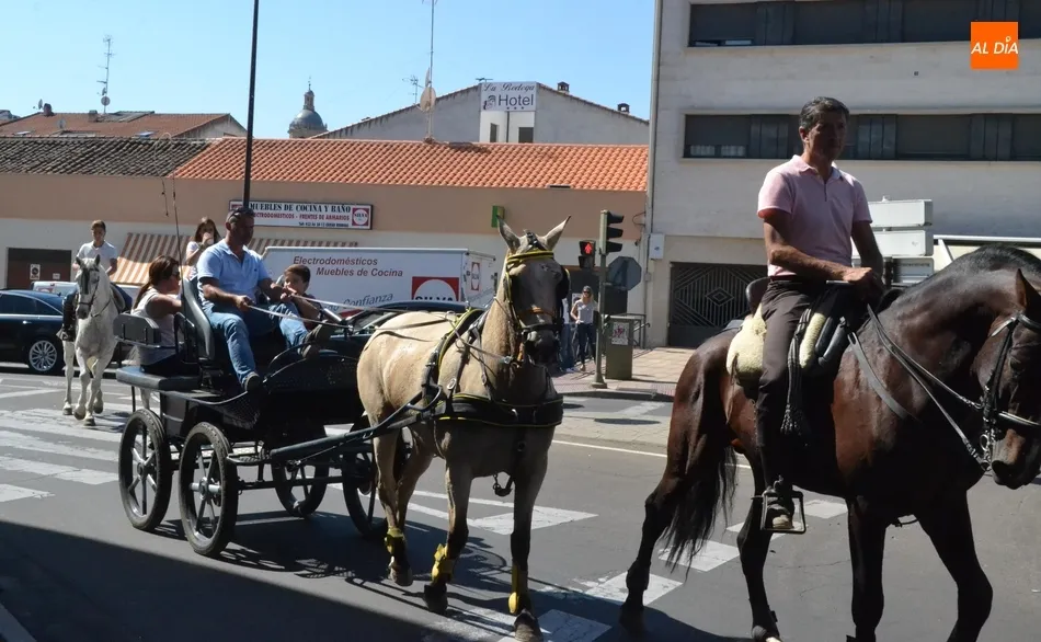 Foto 3 - Esp&iacute;ritu joven en la calurosa ma&ntilde;ana del &uacute;ltimo d&iacute;a de la Feria del Caballo  