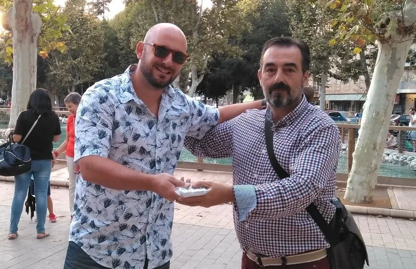 Iván Ramos (i) entrega la recaudación a Javier García | Foto: Twitter @elcampodepda