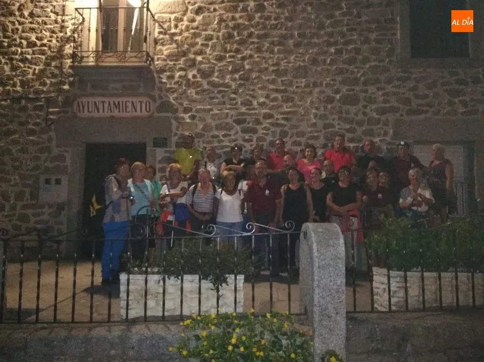 Los participantes posaron enfrente del Ayuntamiento de Valdefuentes antes de afrontar la ruta nocturna
