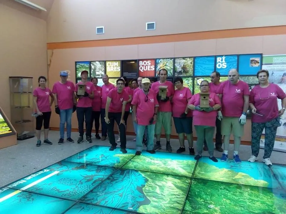 Los participantes en la jornada de voluntariado muestran las cajas nido elaboradas. Fotos: ecoturismosierradefrancia.wordpress.com