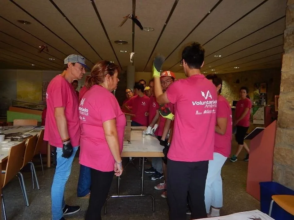 Foto 6 - Voluntarios ambientales de Tamames crean nidos para p&aacute;jaros en la Casa del Parque