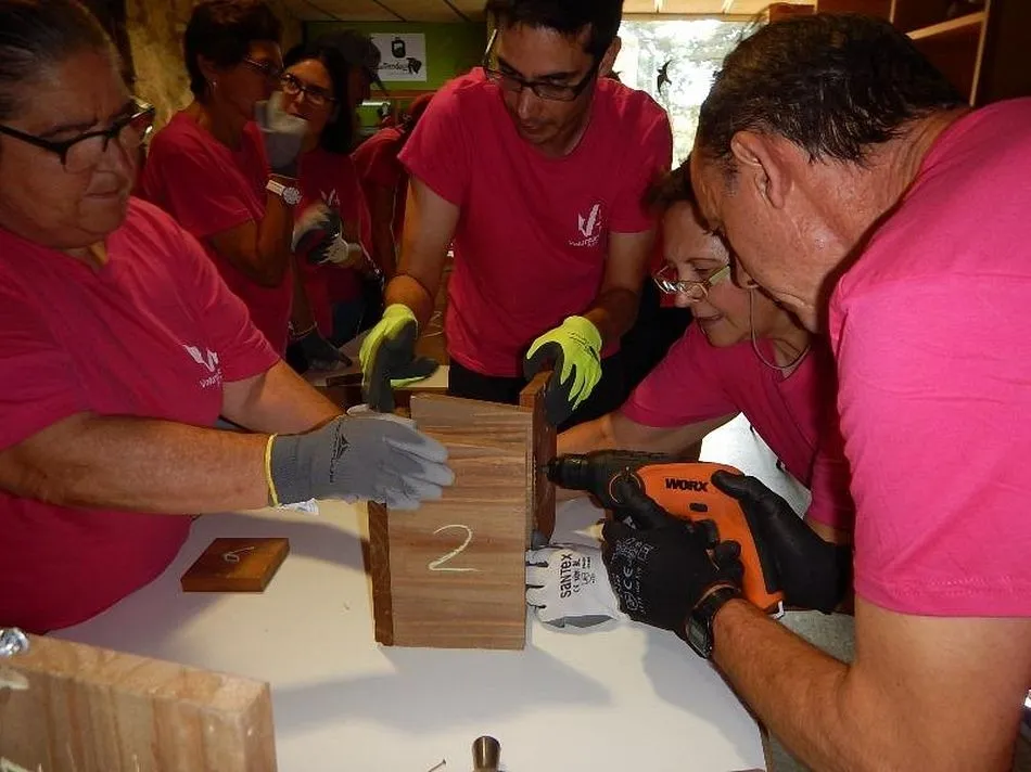 Foto 4 - Voluntarios ambientales de Tamames crean nidos para p&aacute;jaros en la Casa del Parque