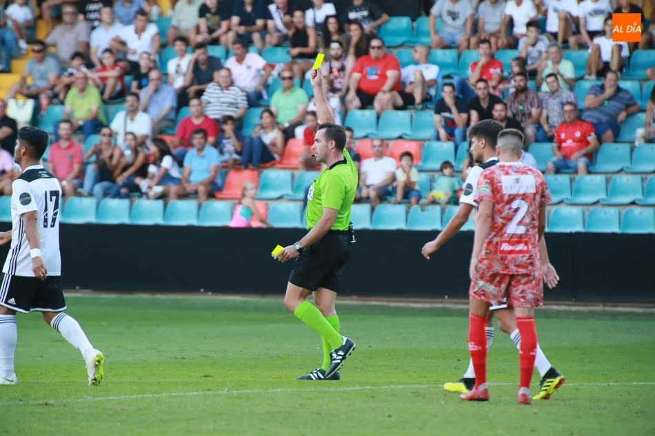 Foto 11 - El Guijuelo se lleva el derbi ante el Salamanca CF UDS en un partido loco en el Helm&aacute;ntico (2-3)