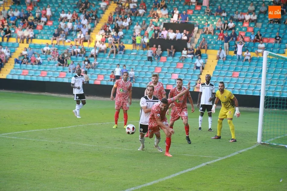 Foto 10 - El Guijuelo se lleva el derbi ante el Salamanca CF UDS en un partido loco en el Helm&aacute;ntico (2-3)