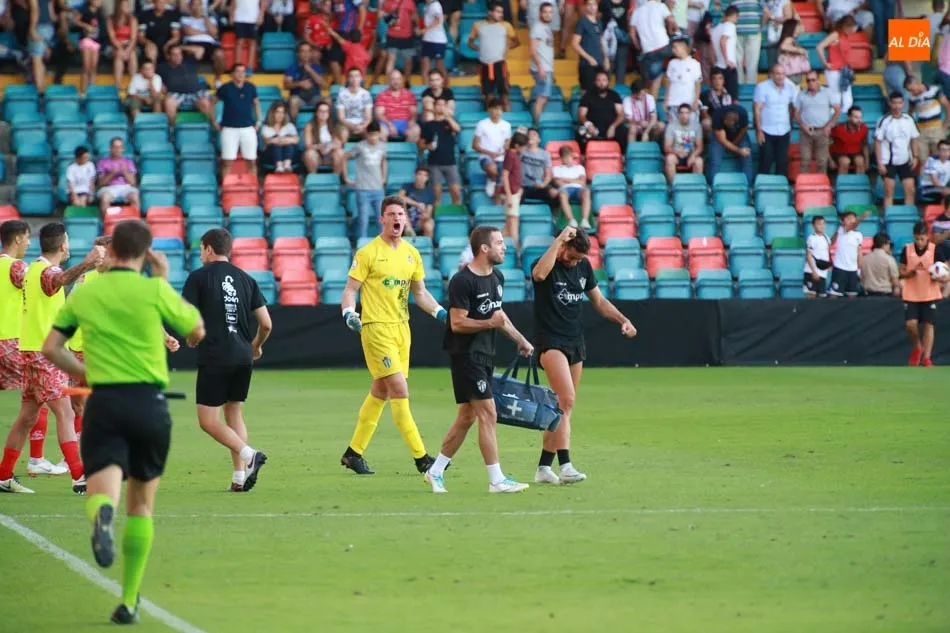 Foto 6 - El Guijuelo se lleva el derbi ante el Salamanca CF UDS en un partido loco en el Helm&aacute;ntico (2-3)