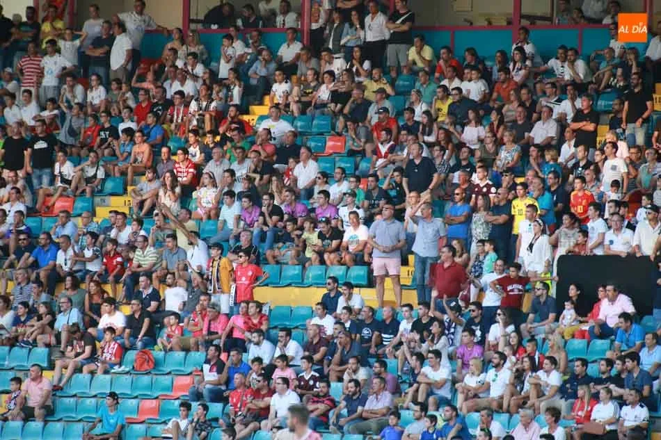 Foto 5 - El Guijuelo se lleva el derbi ante el Salamanca CF UDS en un partido loco en el Helm&aacute;ntico (2-3)