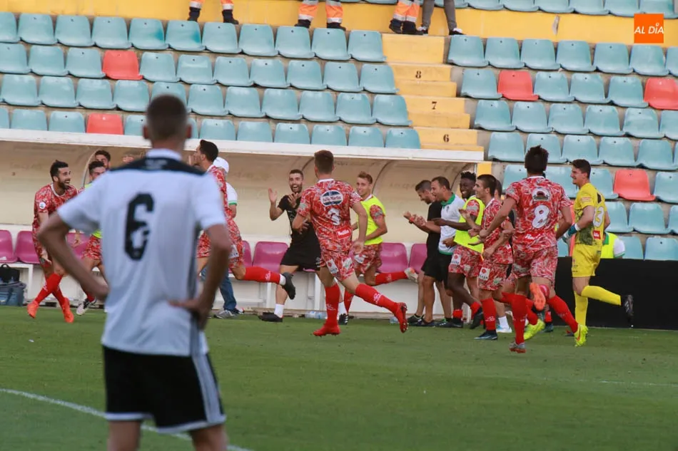 Foto 4 - El Guijuelo se lleva el derbi ante el Salamanca CF UDS en un partido loco en el Helm&aacute;ntico (2-3)