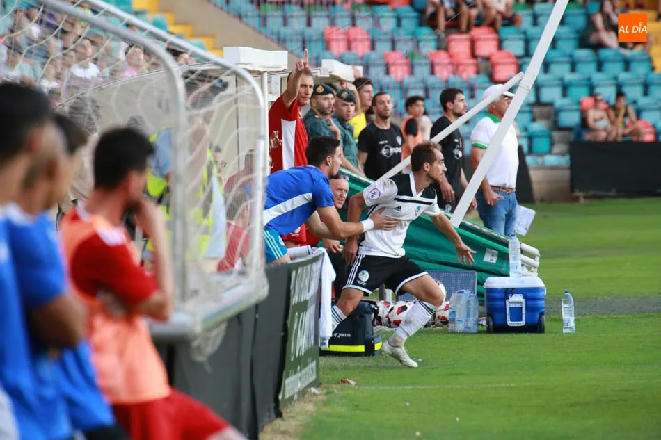 Foto 3 - El Guijuelo se lleva el derbi ante el Salamanca CF UDS en un partido loco en el Helm&aacute;ntico (2-3)