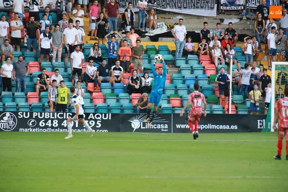 Foto 2 - El Guijuelo se lleva el derbi ante el Salamanca CF UDS en un partido loco en el Helm&aacute;ntico (2-3)