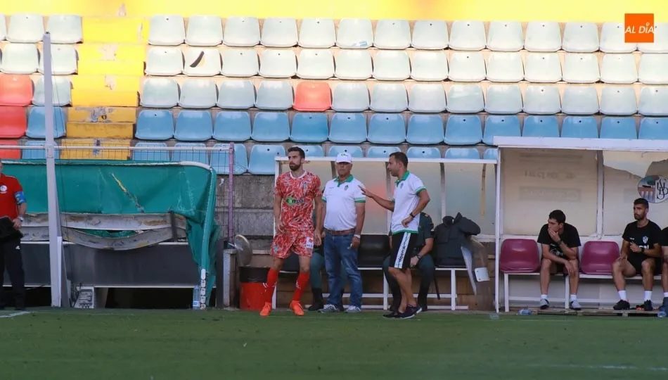 Ángel Sánchez habla con el delegado en espera de realizar un cambio. Foto: Alberto Martín