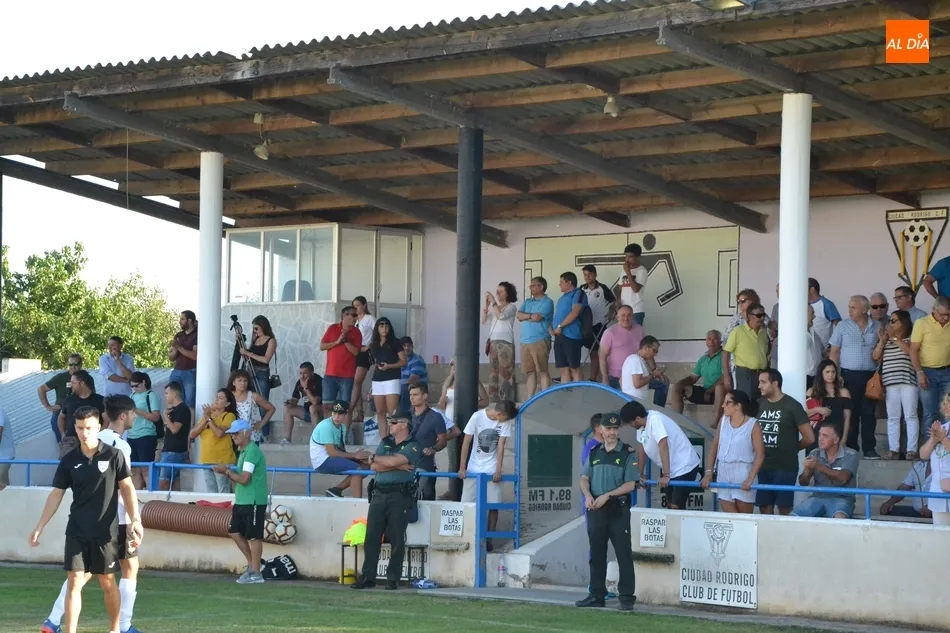 Foto 4 - El Ribert corta las dos orejas en el abrasador coso del Ciudad Rodrigo en un derby con poco juego  