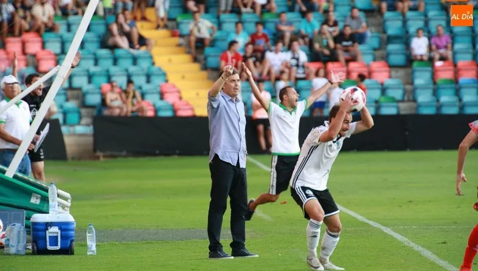 Campos da instrucciones durante un lance del choque. Foto: Alberto Martín