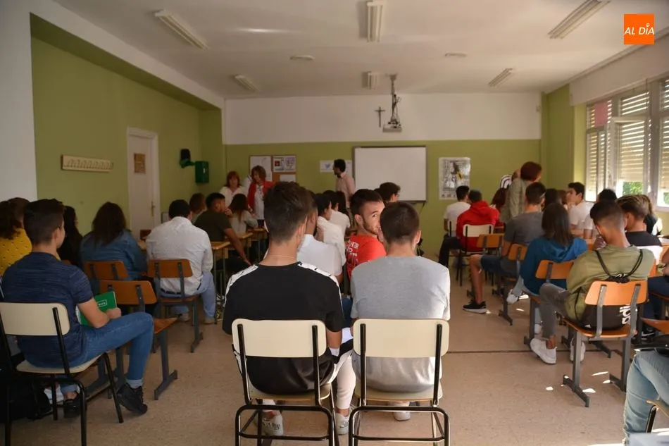 Foto 7 - La ilusi&oacute;n de estudiantes y docentes marca el comienzo del curso en el Centro de FP Hern&aacute;ndez Vera