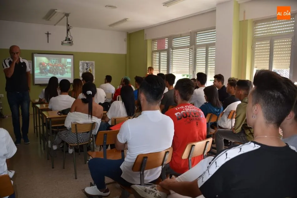 Foto 3 - La ilusi&oacute;n de estudiantes y docentes marca el comienzo del curso en el Centro de FP Hern&aacute;ndez Vera