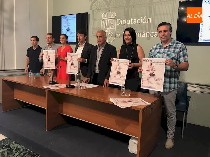 Autoridades durante la presentación de la media maratón