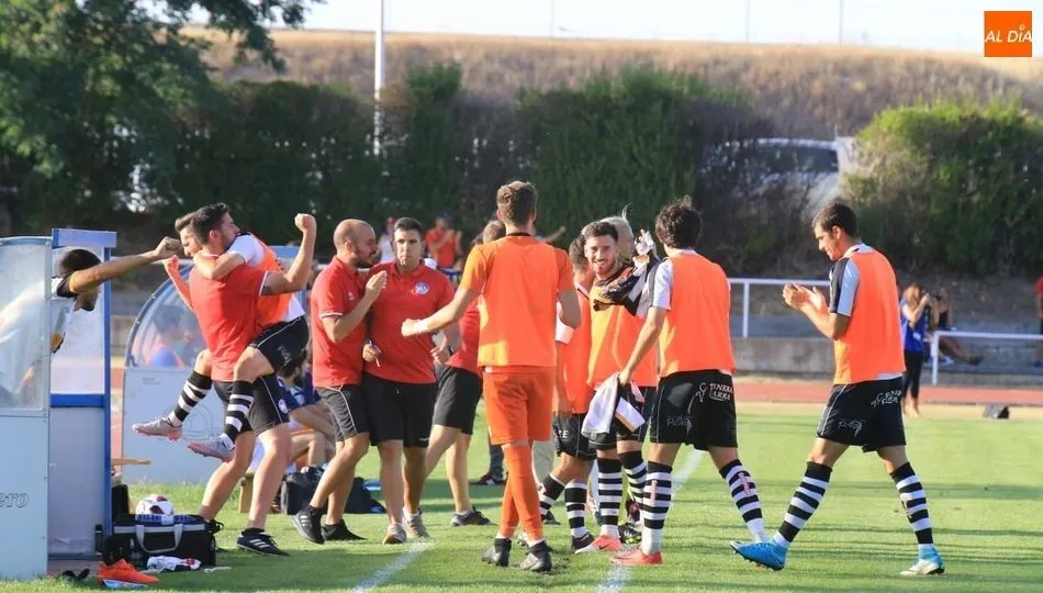 El banquillo de Unionistas celebra el gol ante el Pontevedra
