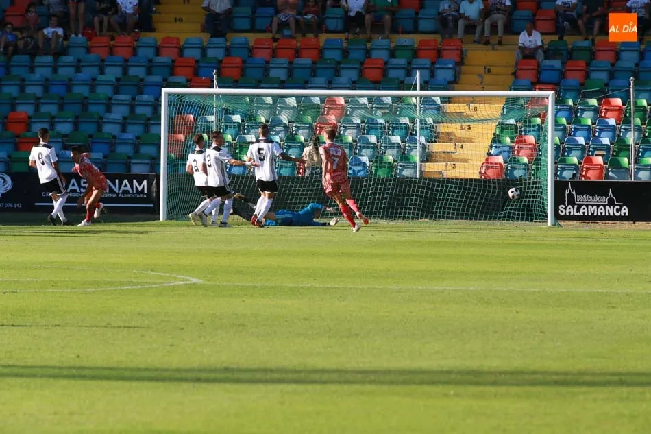 Acción del primer gol del Guijuelo frente al Salamanca CF UDS