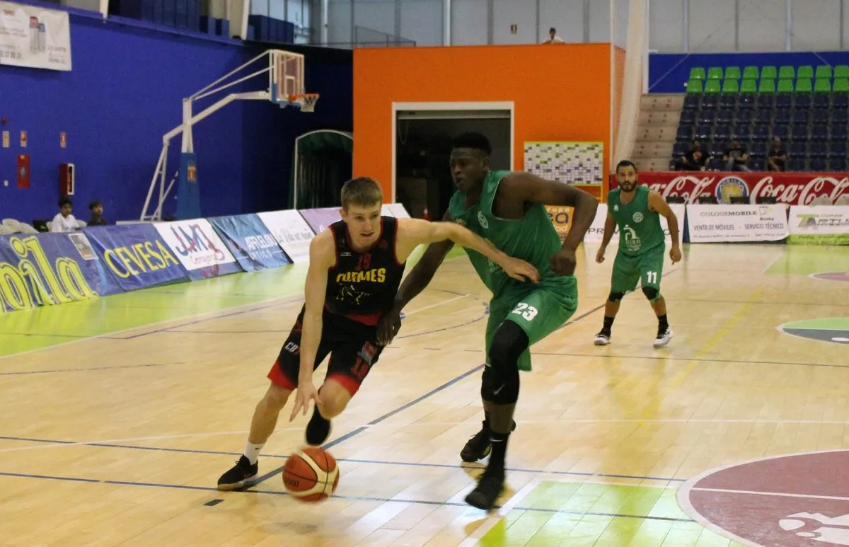 Acción del partido entre La Antigua - CB Tormes y el Ávila Auténtica. Imagen: CB Tormes Twitter