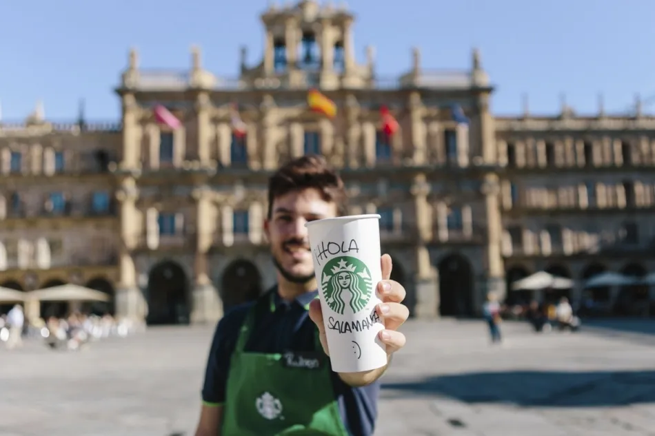 Foto 4 - Colas en la Plaza Mayor por la apertura de la primera tienda de Starbucks en Salamanca