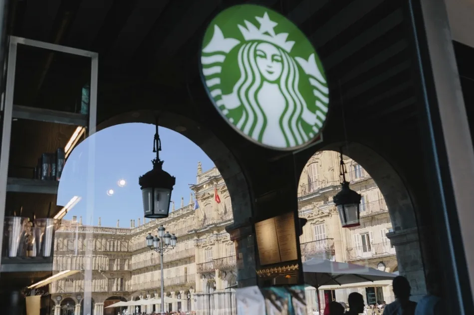 Foto 3 - Colas en la Plaza Mayor por la apertura de la primera tienda de Starbucks en Salamanca