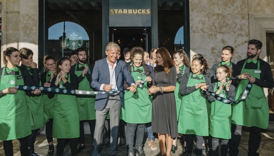 Álvaro Salafranca, director General de Starbucks en España y Portugal, en el centro, junto a la concejal de Comercio, Almudena Parres, y los empleados de la nueva tienda