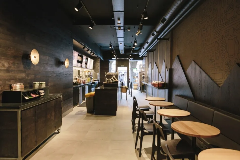 Foto 2 - Colas en la Plaza Mayor por la apertura de la primera tienda de Starbucks en Salamanca