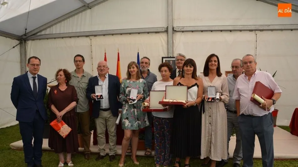 Los Subdelegados del Gobierno de Salamanca y Zamora con algunos de los homenajeados/ Foto: Lydia González