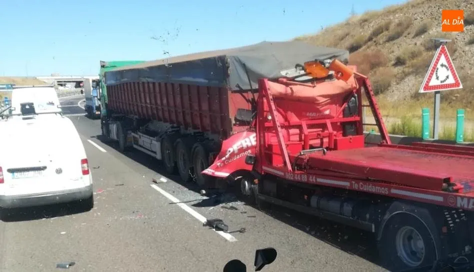 La colisión aplastó la cabina del camión grúa