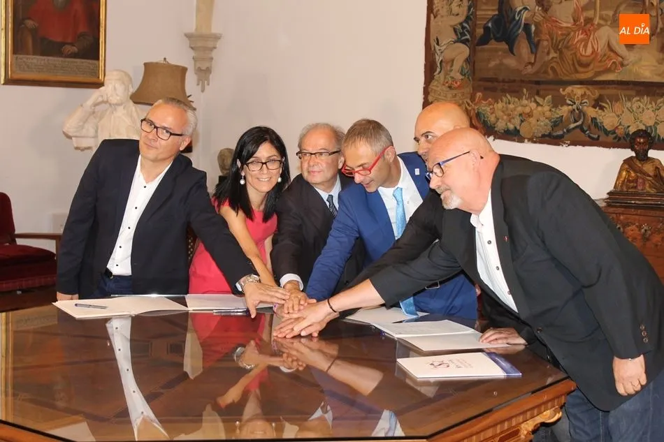 El rector y los representantes sindicales en la firma de acuerdo