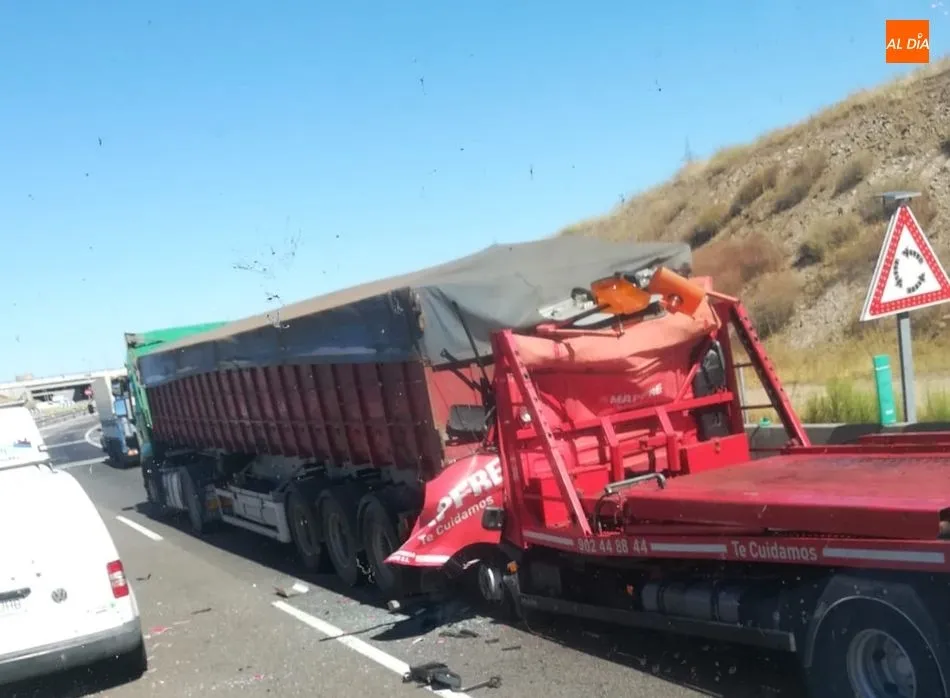 Foto 2 - Fallece un var&oacute;n de 53 a&ntilde;os en una brutal colisi&oacute;n de una gr&uacute;a con un cami&oacute;n cerca de la...