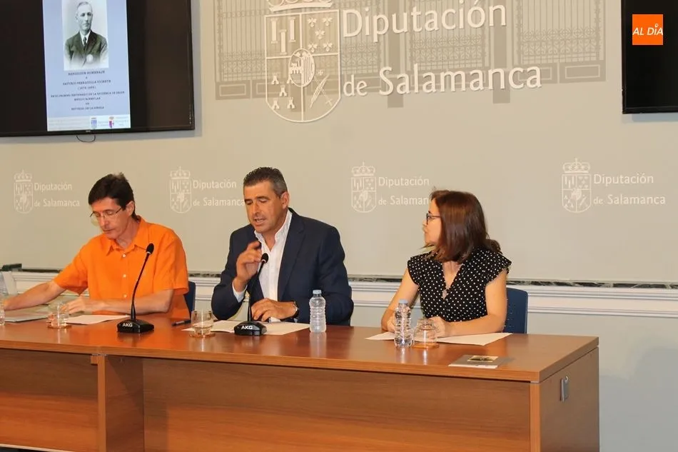 El diputado de Cultura, Julián Barrera, la alcaldesa de Escurial de la Sierra, María Maiter Benito, y el encargado de la exposición, Jaime Sánchez