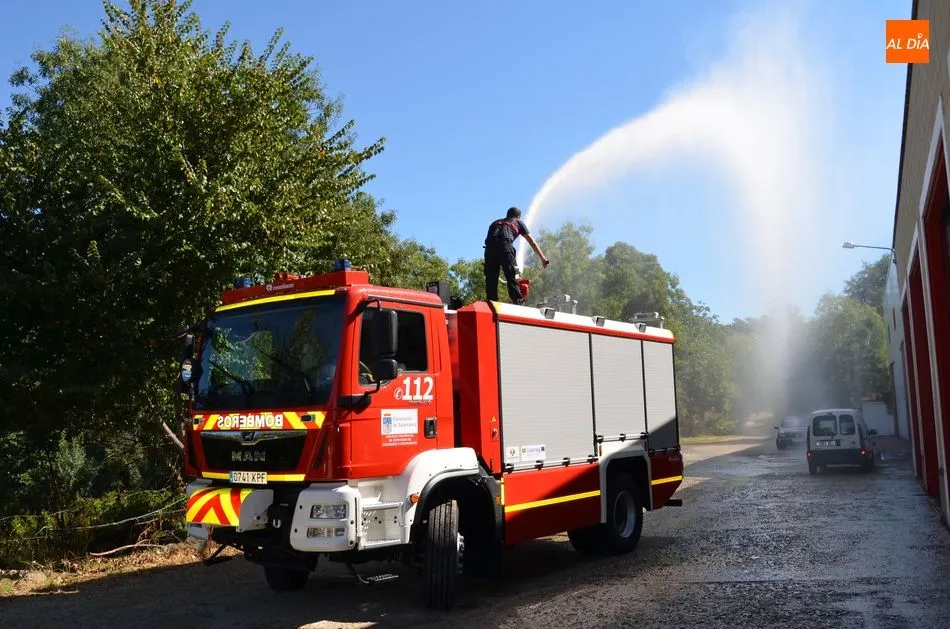 Foto 10 - El presidente de la Diputaci&oacute;n entrega al Ayuntamiento un nuevo cami&oacute;n de bomberos  