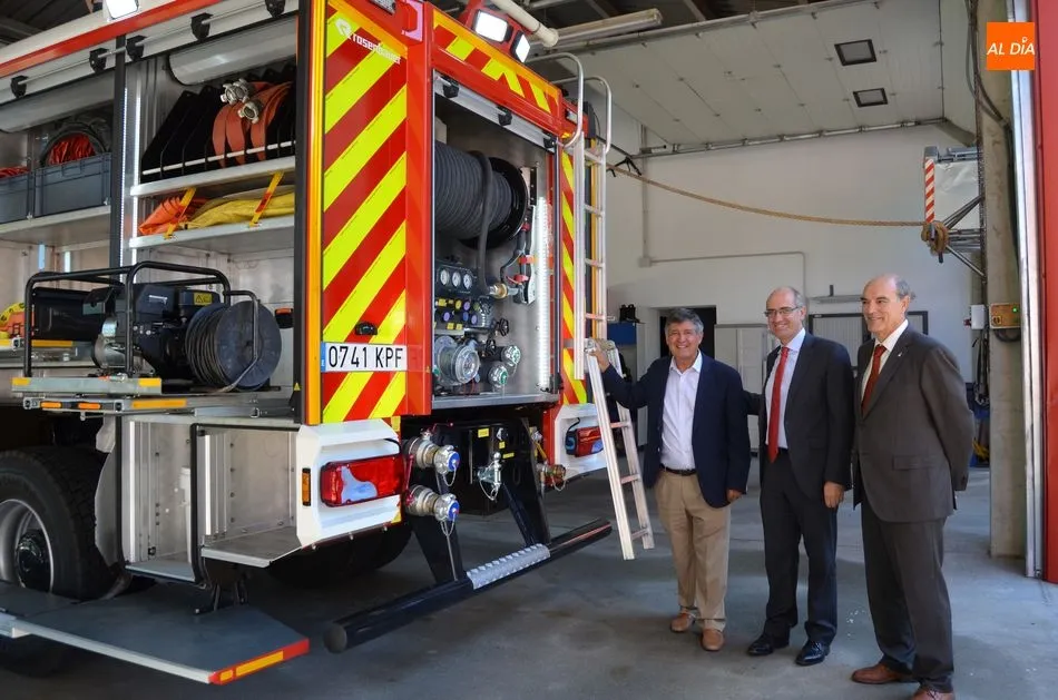 Foto 9 - El presidente de la Diputaci&oacute;n entrega al Ayuntamiento un nuevo cami&oacute;n de bomberos  