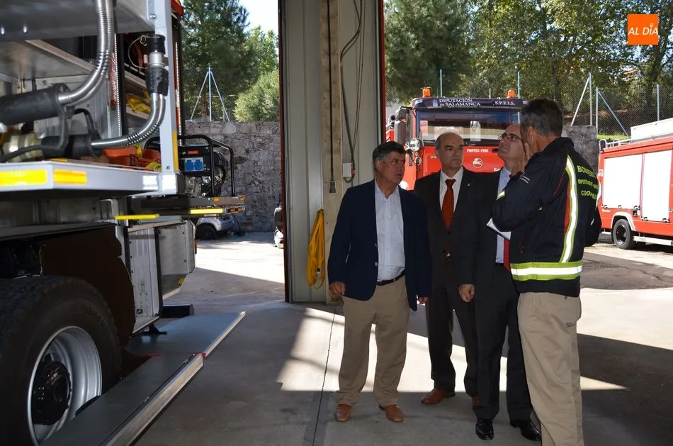 Foto 8 - El presidente de la Diputaci&oacute;n entrega al Ayuntamiento un nuevo cami&oacute;n de bomberos  