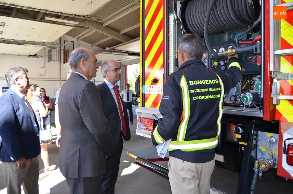 Foto 7 - El presidente de la Diputaci&oacute;n entrega al Ayuntamiento un nuevo cami&oacute;n de bomberos  