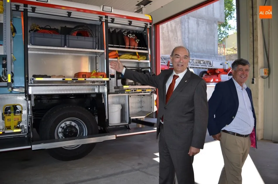 Foto 6 - El presidente de la Diputaci&oacute;n entrega al Ayuntamiento un nuevo cami&oacute;n de bomberos  
