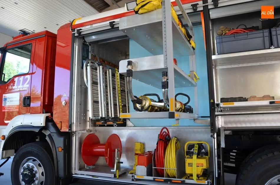 Foto 5 - El presidente de la Diputaci&oacute;n entrega al Ayuntamiento un nuevo cami&oacute;n de bomberos  