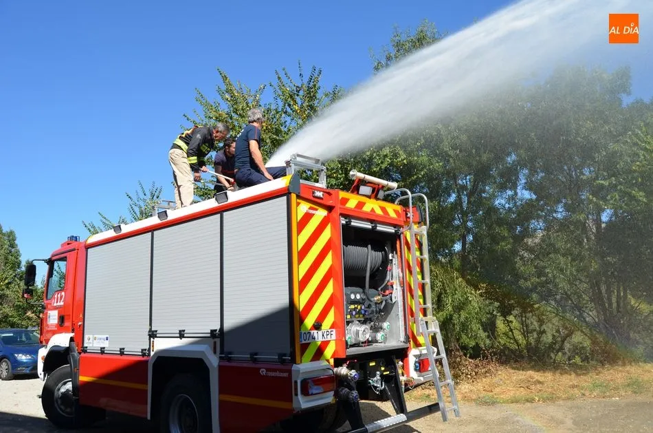 Foto 4 - El presidente de la Diputaci&oacute;n entrega al Ayuntamiento un nuevo cami&oacute;n de bomberos  