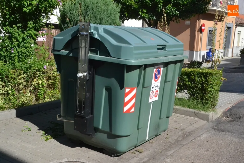 Reclaman la limpieza de contenedores en la calle Santa Clara  