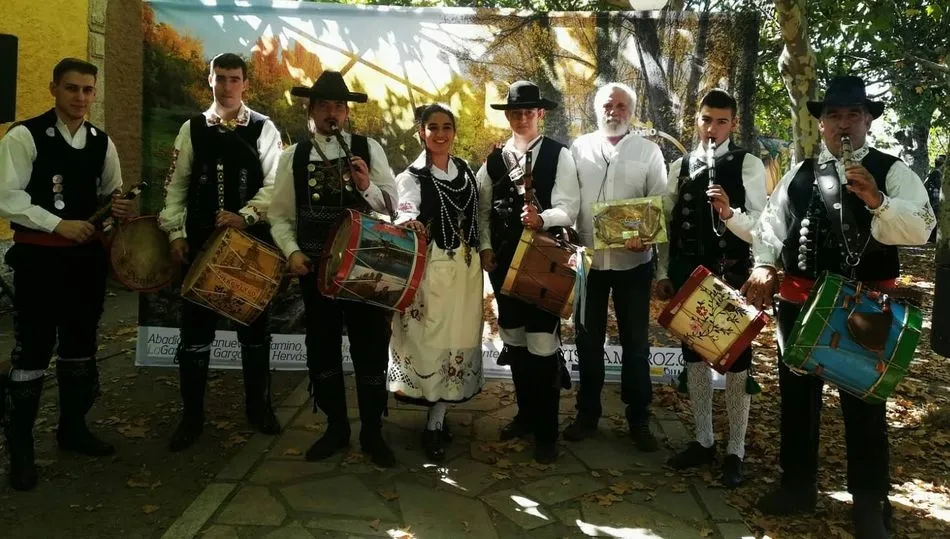 Tamborileros salmantinos y cacereños junto al galardonado Manolo Chinato