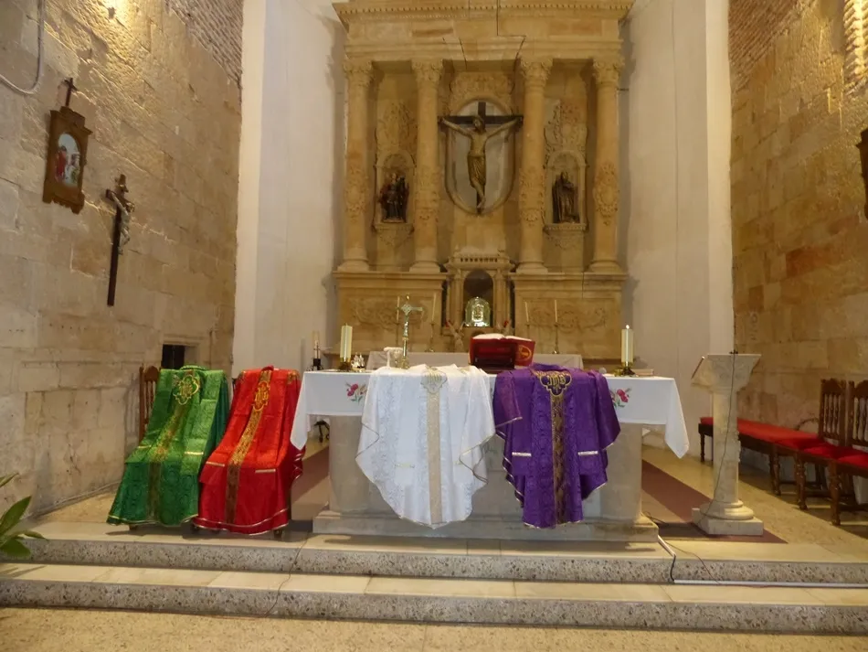 Foto 9 - Nuevas casullas para la parroquia de Villoria gracias a la Cofrad&iacute;a del Sagrado Coraz&oacute;n
