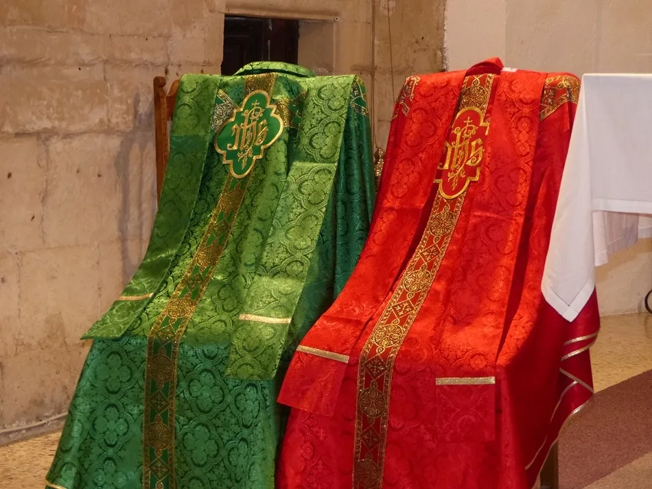 Foto 8 - Nuevas casullas para la parroquia de Villoria gracias a la Cofrad&iacute;a del Sagrado Coraz&oacute;n