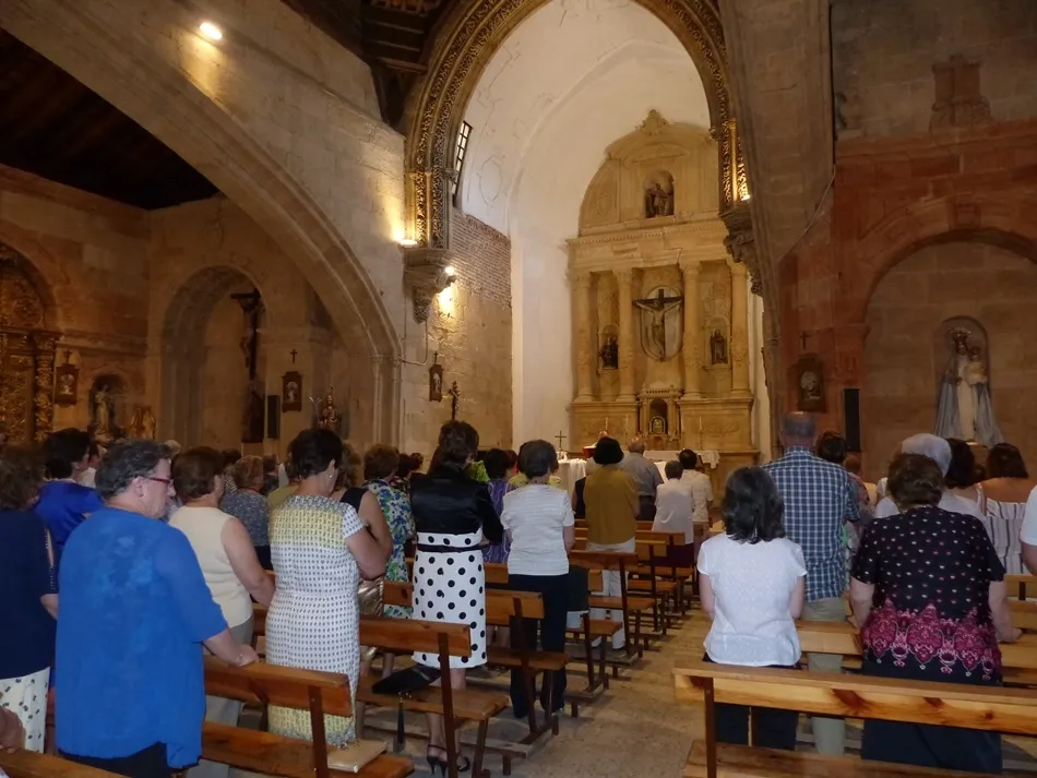 Foto 7 - Nuevas casullas para la parroquia de Villoria gracias a la Cofrad&iacute;a del Sagrado Coraz&oacute;n