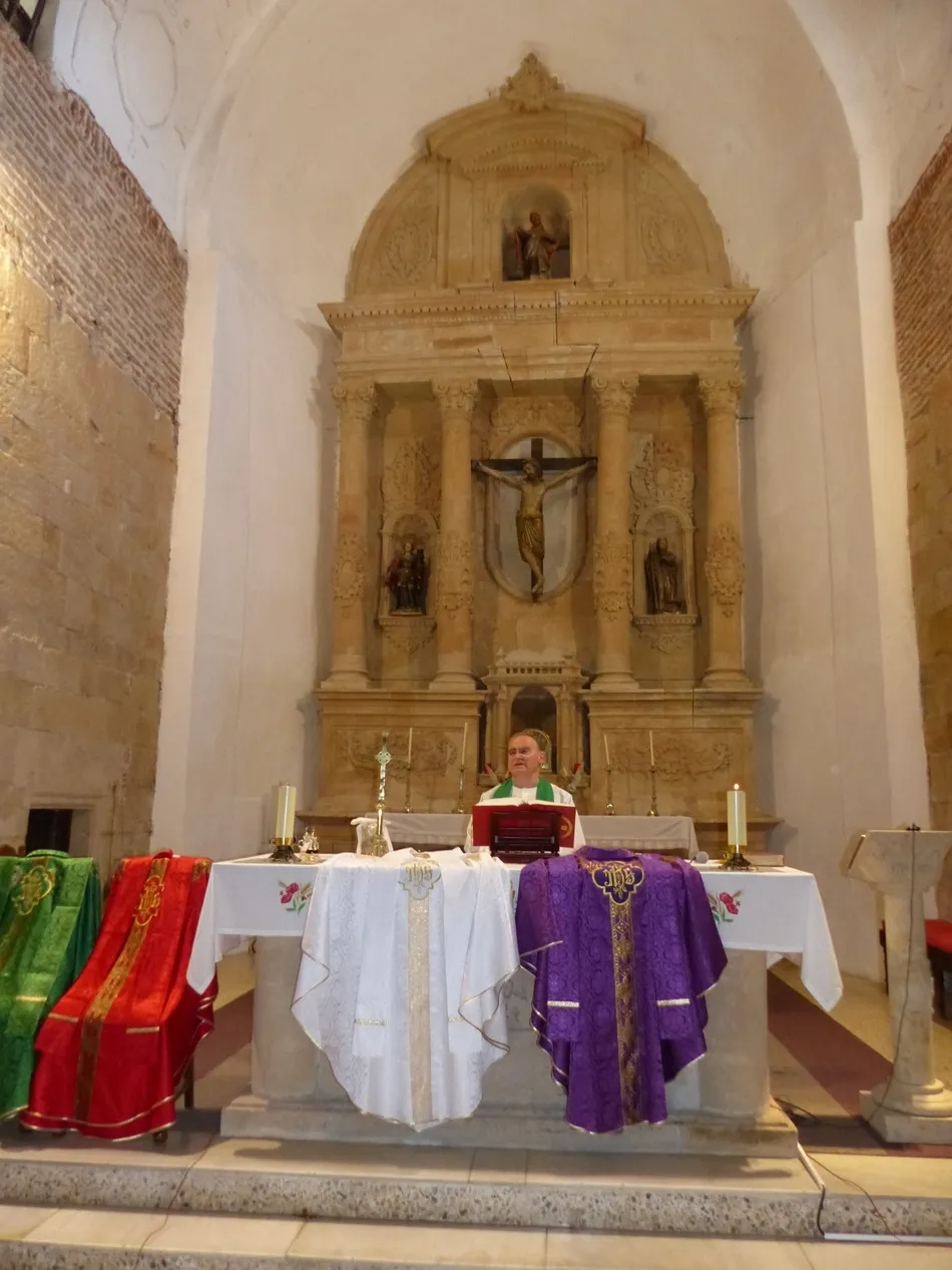 Foto 6 - Nuevas casullas para la parroquia de Villoria gracias a la Cofrad&iacute;a del Sagrado Coraz&oacute;n